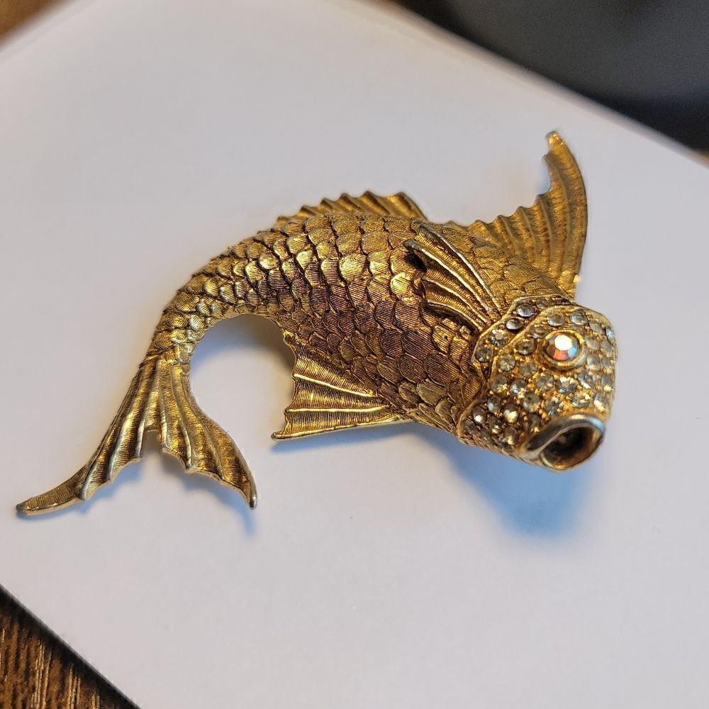 UNBRANDED Vintage Carp Pave Clear Crystal Gold Brooch - Picture 2 of 6